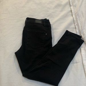 Tahari black skinny jean. Size 6/28 stretchy ankle length. Never worn.